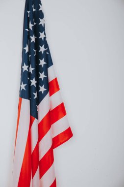 Beyaz arkaplanda Amerikan bayrağının yakın çekimi.