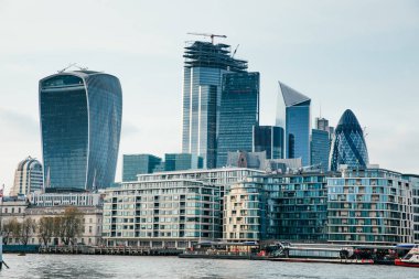 LONDON, İngiltere - 8 Nisan 2019: Londra 'nın merkez bankasının panoramik manzarası ünlü gökdelenler ve diğer simgelerle.