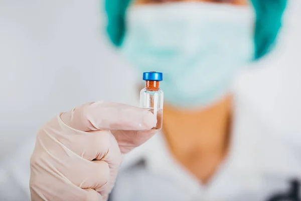 Vaccin Fles Spuit Handen Van Een Arts Close Covid Coronavirus — Stockfoto