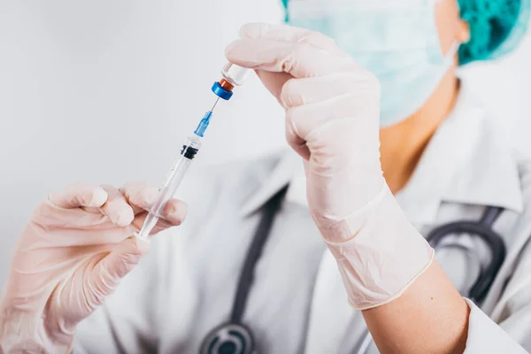 Vaccin Fles Spuit Handen Van Een Arts Close Covid Coronavirus — Stockfoto