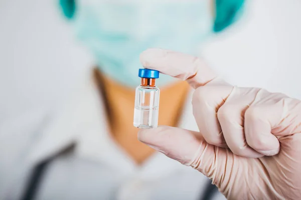 Vaccin Fles Spuit Handen Van Een Arts Close Covid Coronavirus — Stockfoto