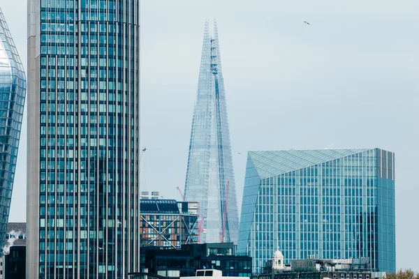 LONDON, İngiltere - 8 Nisan 2019: Londra 'nın merkez bankasının panoramik manzarası ünlü gökdelenler ve diğer simgelerle.