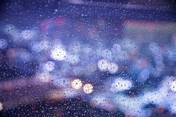 Imagem Abstrata Gotas Chuva Uma Janela Com Vista Urbana Fundo — Fotografia de Stock