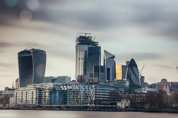LONDON, İngiltere - 8 Nisan 2019: Londra 'nın merkez bankasının panoramik manzarası ünlü gökdelenler ve diğer simgelerle.
