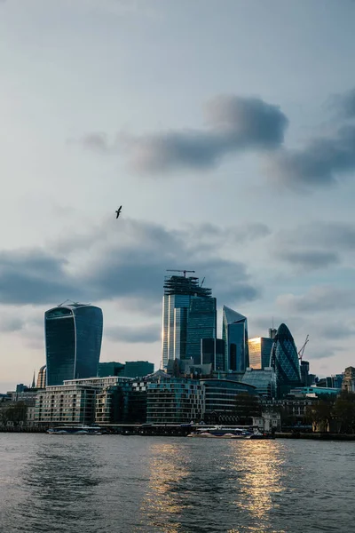LONDON, İngiltere - 8 Nisan 2019: Londra 'nın merkez bankasının panoramik manzarası ünlü gökdelenler ve diğer simgelerle.