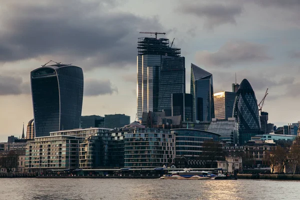 LONDON, İngiltere - 8 Nisan 2019: Londra 'nın merkez bankasının panoramik manzarası ünlü gökdelenler ve diğer simgelerle.