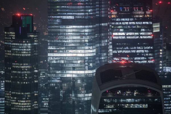夜の超高層ビルの未来的な技術コンセプトは — ストック写真