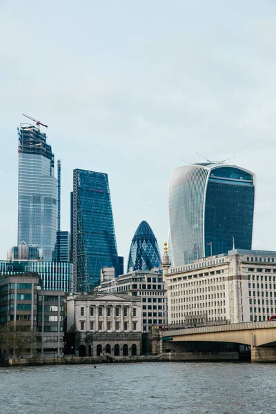 LONDON, İngiltere - 8 Nisan 2019: Londra 'nın merkez bankasının panoramik manzarası ünlü gökdelenler ve diğer simgelerle.
