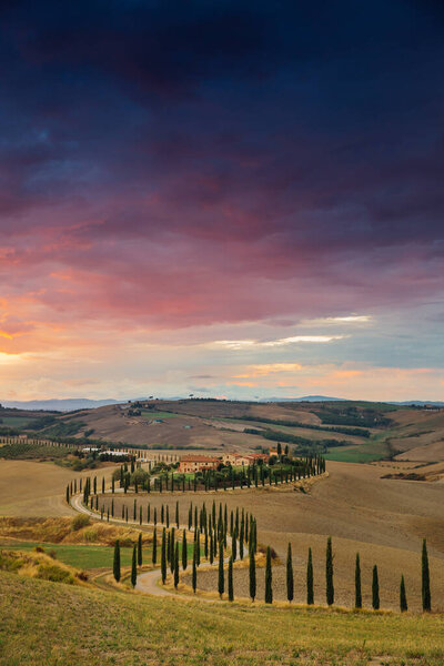 Осенью тосканский дом и переулок

