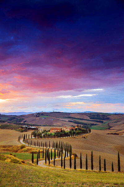 Осенью тосканский дом и переулок

