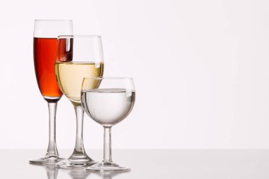 Renkli arka plana karşı üç bardak şarap.