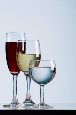 Renkli arka plana karşı üç bardak şarap.