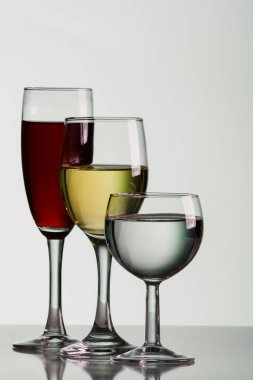 Renkli arka plana karşı üç bardak şarap.