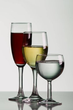 Renkli arka plana karşı üç bardak şarap.