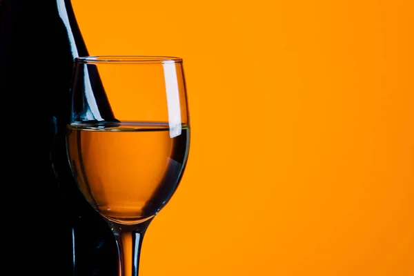 Schwarz Wein Flasche Mit Glas — Stockfoto