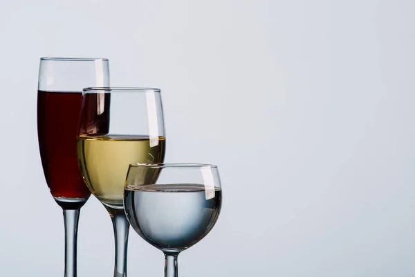 Drie Glazen Wijn Tegen Een Kleurrijke Achtergrond — Stockfoto