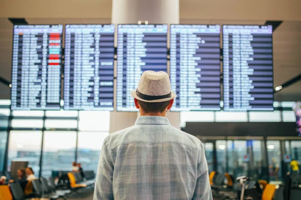 Одинокий Путешественник Человек Стоящий Внутри Терминала Аэропорта Глядя Расписание Образ — стоковое фото