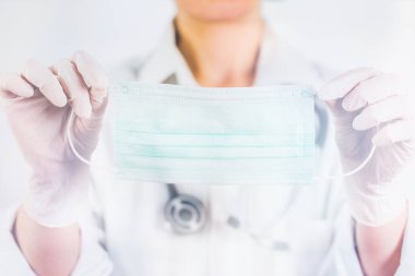 Doktor ve koruma maskeli sağlık ve tıbbi imaj, bir stetoskop aşısı. Covid-19 konsepti.