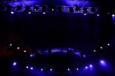 Bir müzik festivalinde sahne ışıkları.