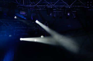 Bir müzik festivalinde sahne ışıkları.