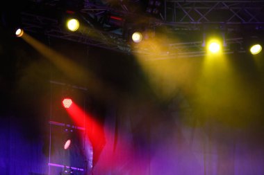 Bir müzik festivalinde sahne ışıkları.