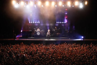 Müzik festivalindeki bulanık kalabalık. Odaklanmamış resim.
