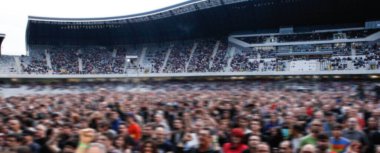 Müzik festivalindeki bulanık kalabalık. Odaklanmamış resim.