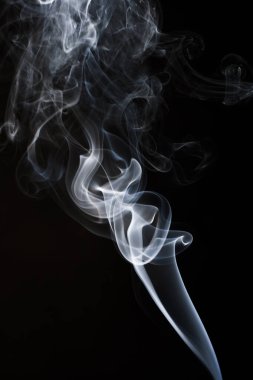 Tasarımlar için siyah arkaplanda soyut duman.