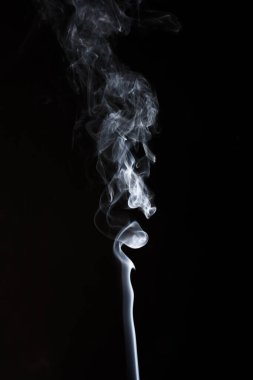 Tasarımlar için siyah arkaplanda soyut duman.