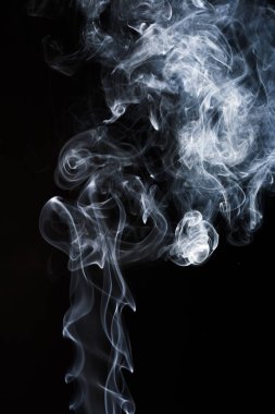 Tasarımlar için siyah arkaplanda soyut duman.
