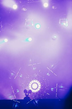 Sahne ışıkları ve bir müzik festivalinde elleri havada seyirci kalabalığı. Taraftarlar parti havasını seviyor.