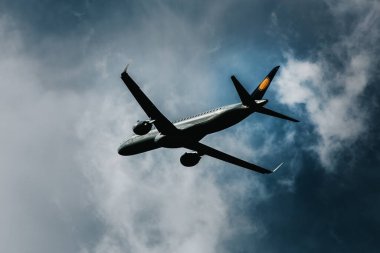 Coronavirüs salgını nedeniyle uçuşlar iptal edildi. Yasak uçaklar ile seyahat.