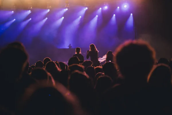 Bühnenbeleuchtung Und Publikum Mit Erhobenen Händen Bei Einem Musikfestival Fans — Stockfoto