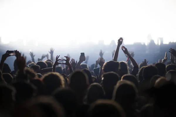 Luces Escenario Multitud Espectadores Con Las Manos Levantadas Festival Música — Foto de Stock