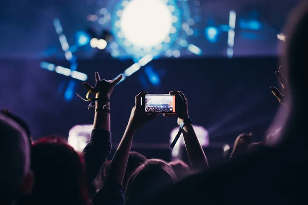 Bühnenbeleuchtung Und Publikum Mit Erhobenen Händen Bei Einem Musikfestival Fans — Stockfoto