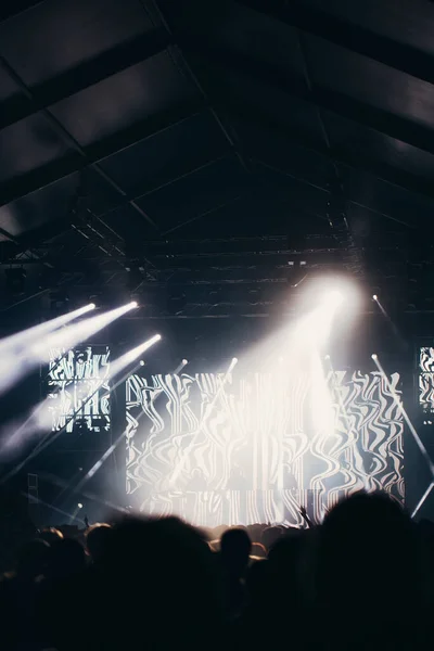 Scenbelysning Och Publik Med Händerna Upphöjda Musikfestival Fans Njuter Festen — Stockfoto