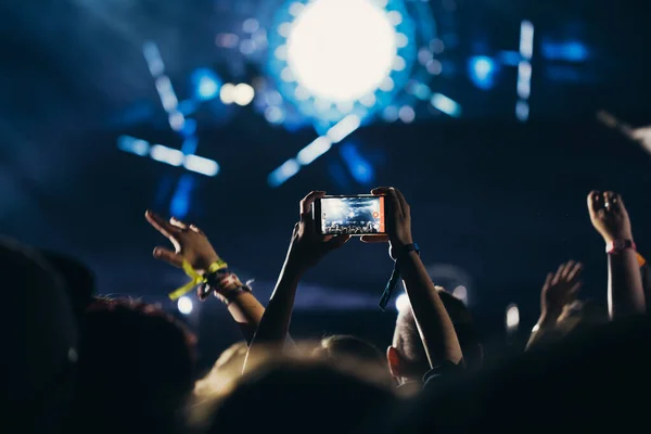 Bühnenbeleuchtung Und Publikum Mit Erhobenen Händen Bei Einem Musikfestival Fans — Stockfoto