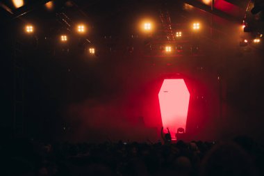 Sahne ışıkları ve bir müzik festivalinde elleri havada seyirci kalabalığı. Taraftarlar parti havasını seviyor.