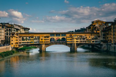 Ponte Vecchio, İtalya, Floransa 'daki Arno nehri üzerinde.