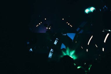 Sahne ışıkları ve bir müzik festivalinde elleri havada seyirci kalabalığı. Taraftarlar parti havasını seviyor.