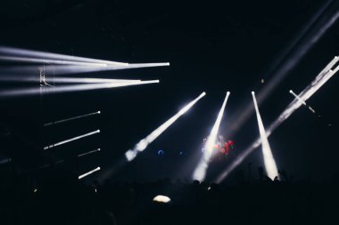 Sahne ışıkları ve bir müzik festivalinde elleri havada seyirci kalabalığı. Taraftarlar parti havasını seviyor.