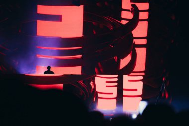 Sahne ışıkları ve bir müzik festivalinde elleri havada seyirci kalabalığı. Taraftarlar parti havasını seviyor.