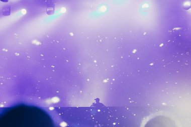 Sahne ışıkları ve bir müzik festivalinde elleri havada seyirci kalabalığı. Taraftarlar parti havasını seviyor.