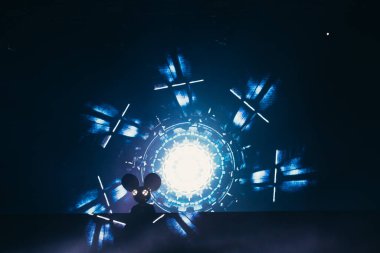 Sahne ışıkları ve bir müzik festivalinde elleri havada seyirci kalabalığı. Taraftarlar parti havasını seviyor.