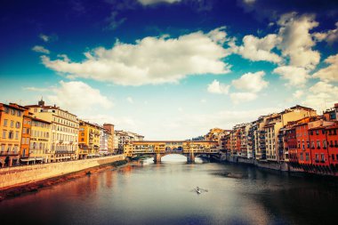 Ponte Vecchio, İtalya, Floransa 'daki Arno nehri üzerinde.