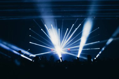 Sahne ışıkları ve bir müzik festivalinde elleri havada seyirci kalabalığı. Taraftarlar parti havasını seviyor.