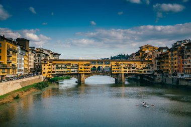 Ponte Vecchio, İtalya, Floransa 'daki Arno nehri üzerinde.