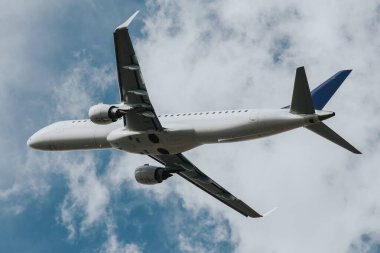 Coronavirüs salgını nedeniyle uçuşlar iptal edildi. Yasak uçaklar ile seyahat.