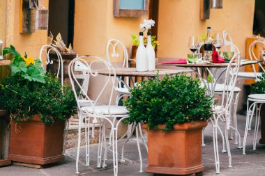 İtalya sokaklarında boş teras