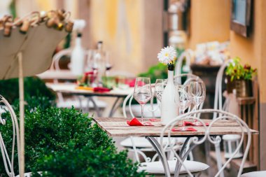 İtalya sokaklarında boş teras